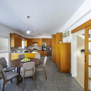 https://meneou-seaside-mansion-7.hotelsatayianapa.com